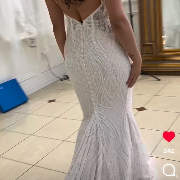 Wedding dress - Picture 1 of 3